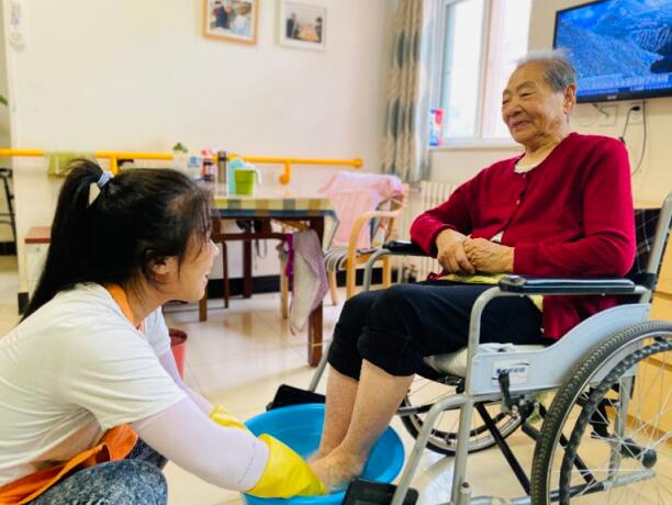 大兴养老院老人湿气重应该怎么避免或治疗？